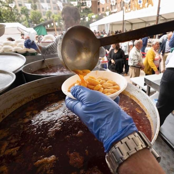 La gran fabada triunfa en Llanera: así fue la popular comida en la calle por San Isidro