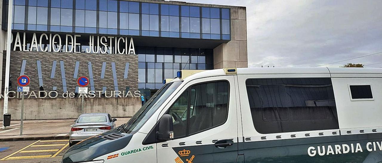 El furgón de la Guardia Civil que trasladó a los tres acusados, ayer por la mañana, en el Palacio de Justicia.