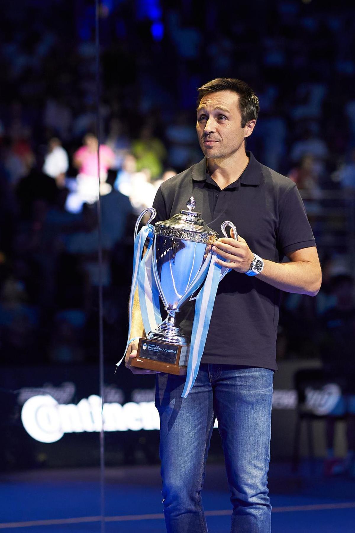 Bela visibemente emocionado durante el homenaje en Madrid