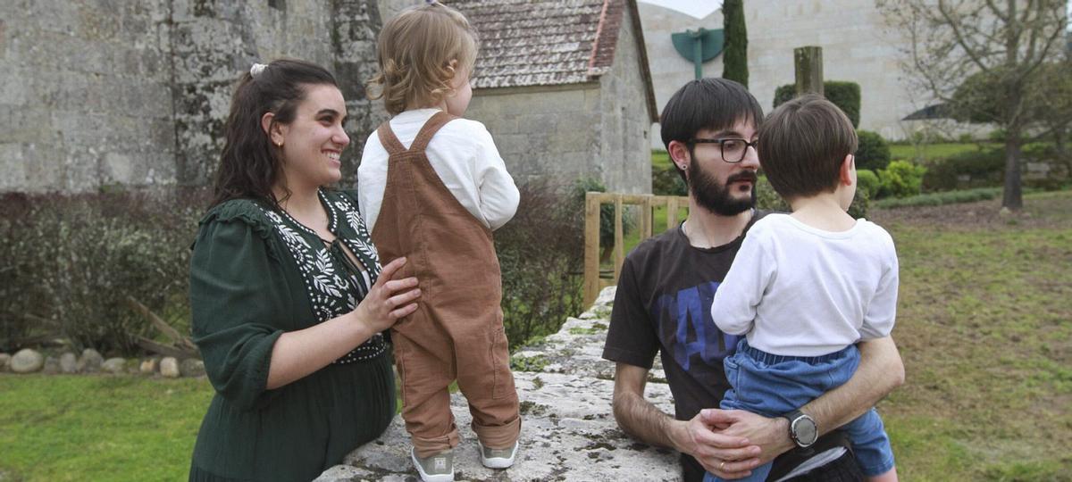 Andrea y su marido Mikael con sus hijos, Kai y el protagonista de la historia, Ian.
