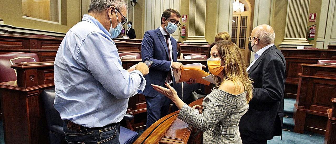 Varios diputados momentos antes del inicio del pleno en el Parlamento