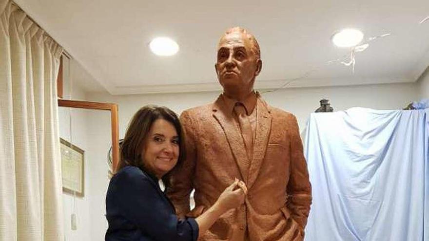 Sara Iglesias, con la escultura de Severo Ochoa, en plena creación.