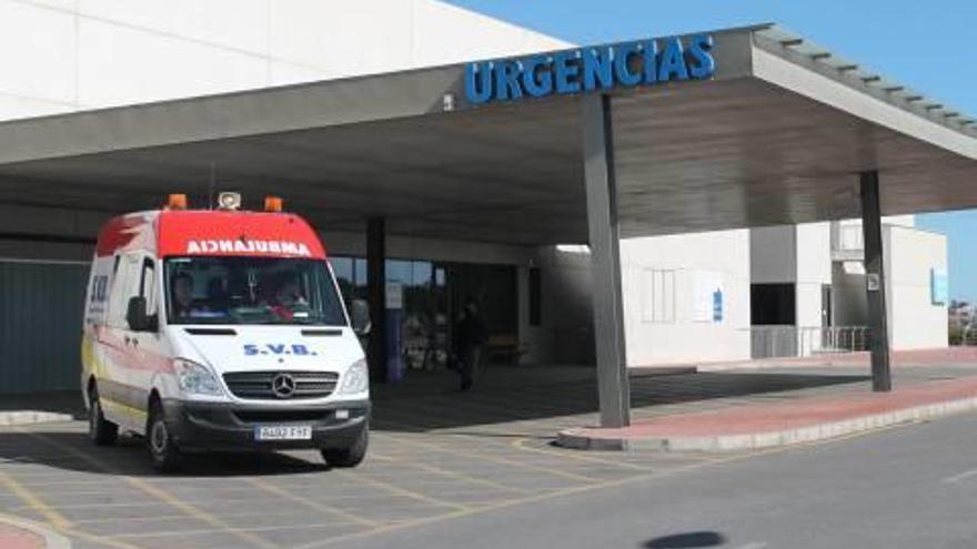Imagen de la puerta de Urgencias del Hospital de Torrevieja.