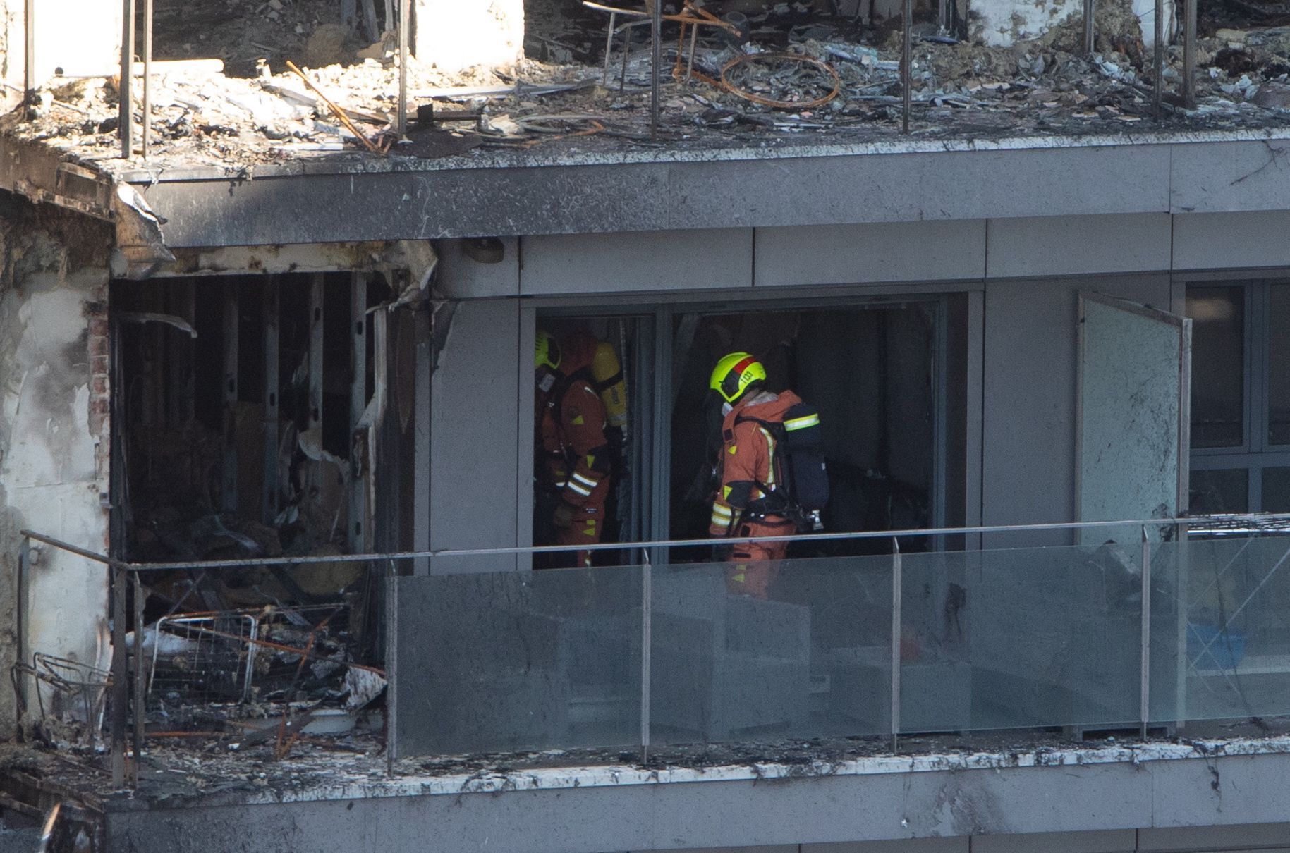El heroico trabajo de los bomberos en el incendio de Valencia, en imágenes