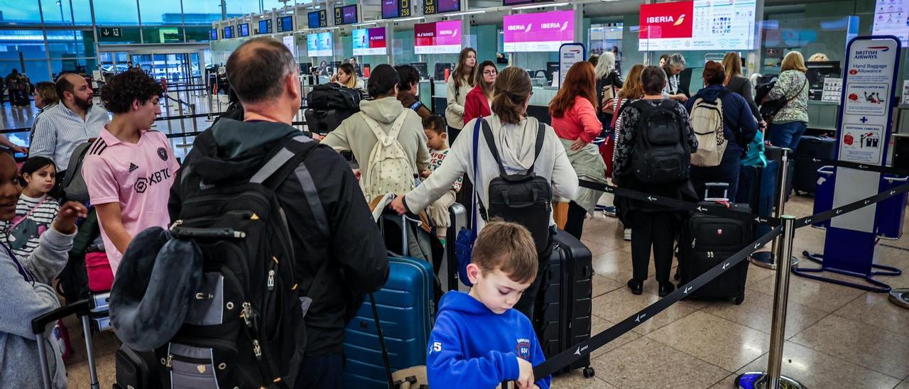 Iberia cancela 444 vuelos en Reyes por la huelga de los trabajadores del 'handling'