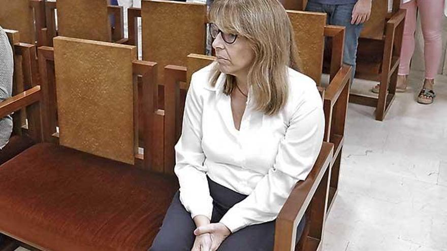 María Luisa de Miguel Oñate, ayer en el banquillo de los acusados de la sala segunda de la Audiencia