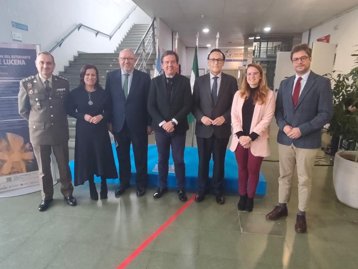 Autoridades asistentes a la inauguración del Salón del Estudiante de Lucena.