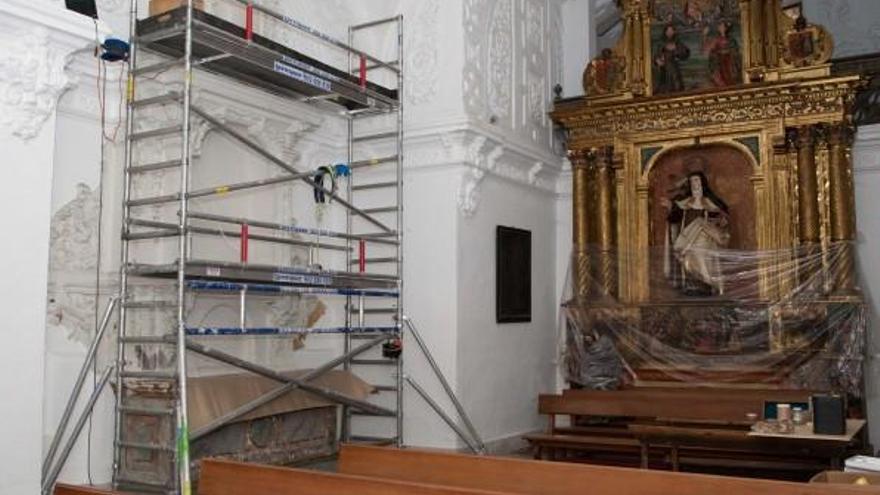 Trabajos de restauración en la capilla de Nuestra Madre en la iglesia de San Vicente.