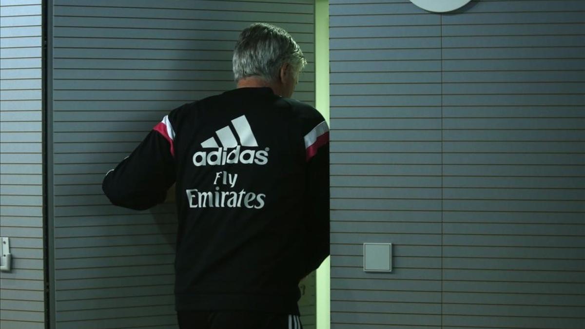 Carlo Ancelotti sale de la ciudad deportiva de Valdebebas tras una rueda de prensa