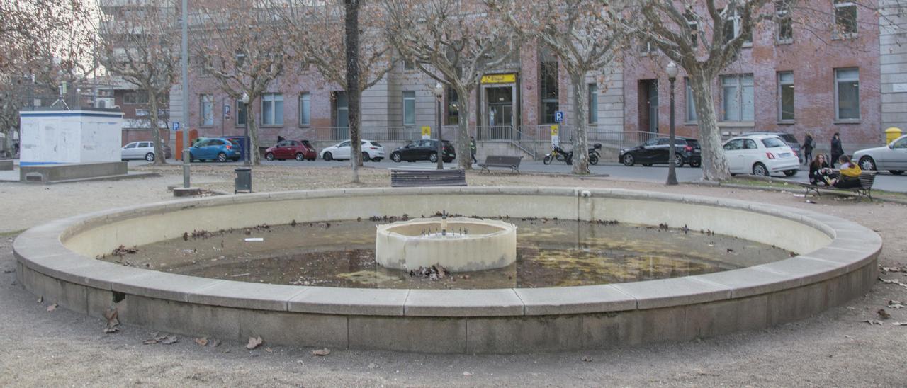 La font ornamental de la plaça Espanya pràcticament buida
