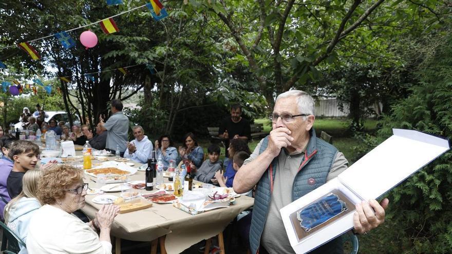 Homenaje vecinal "inesperado" en Castrillón: esconden el periódico y dejan sin móvil a Guillermo Bango para hacerle un reconocimiento sorpresa en La Plata