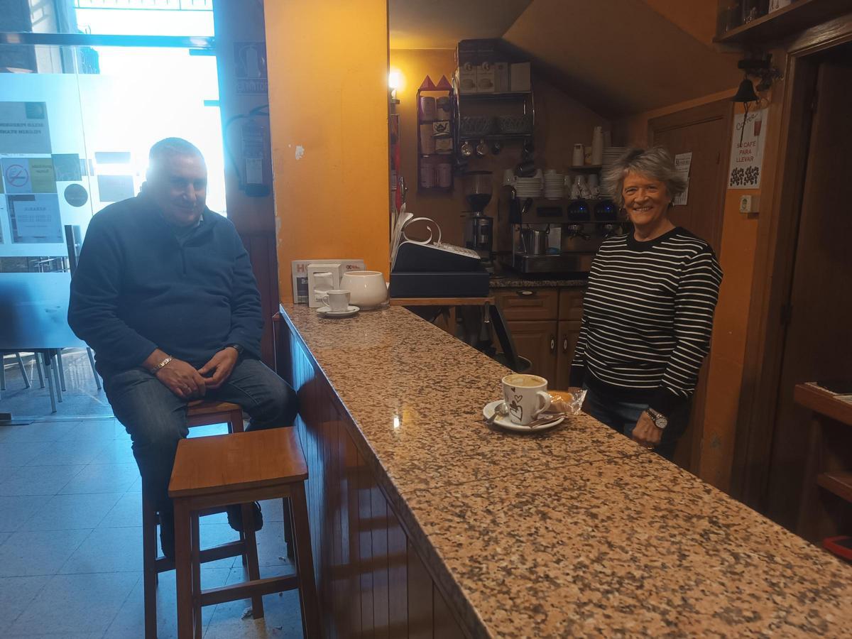 Marina con un cliente en el bar que regenta en la Casa da Cultura de Negreira