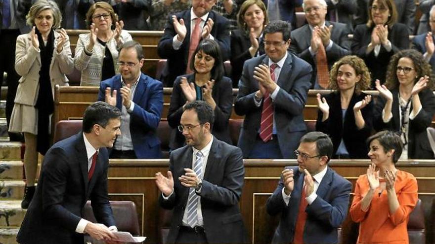 Els diputats socialistes aplaudeixen Pedro Sánchez després del seu discurs d&#039;investidura d&#039;ahir