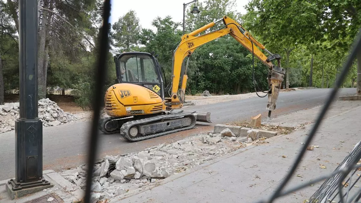 Alcoy comienza la reurbanización de la calle Joan Fuster para mejorar la accesibilidad y el aparcamiento