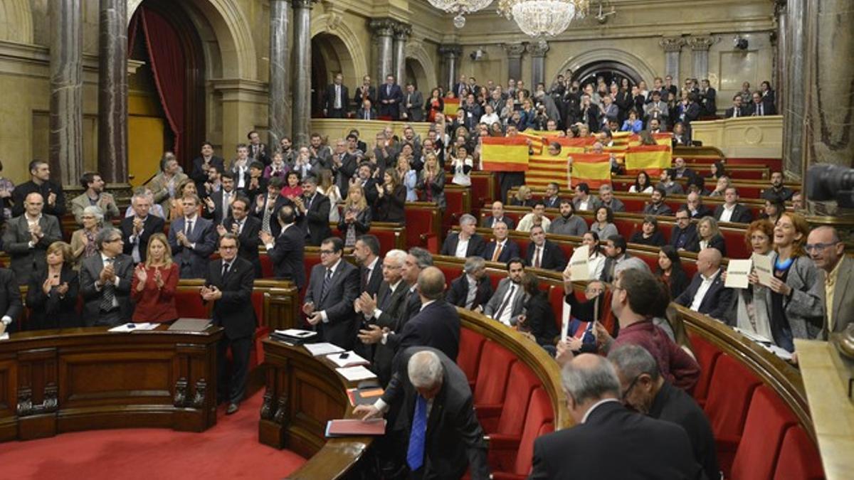 Los diputados del PPC muestran banderas españolas y catalanas tras la aprobación de la declaración de inicio de ruptura.