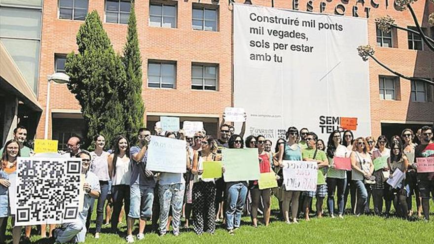 Decenas de interinos salen a la calle contra las oposiciones