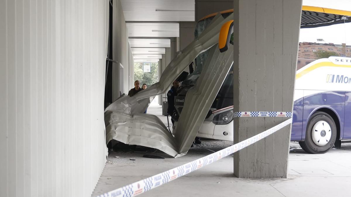 Estado en el que quedó la pared contra la que se fue el autobús.