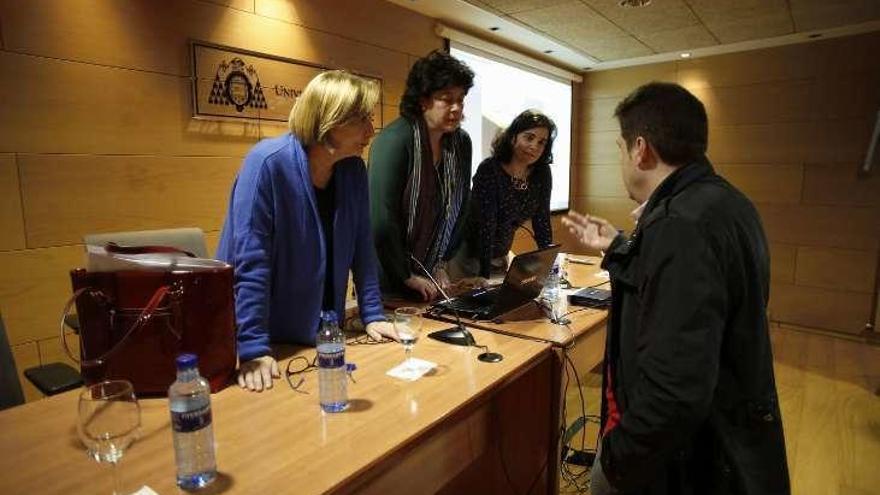 Mariví Monteserín, Carmen Mosegui, Yolanda Alonso y José Manuel Rodríguez Baltar, ayer, en el Centro de Servicios Universitarios.