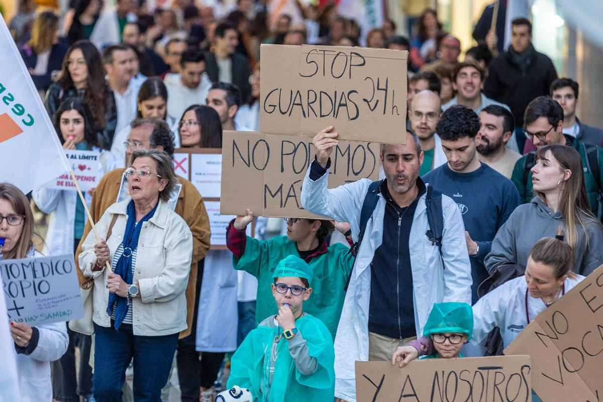 Los médicos toman el centro de Alicante Los médicos toman el centro de Alicante