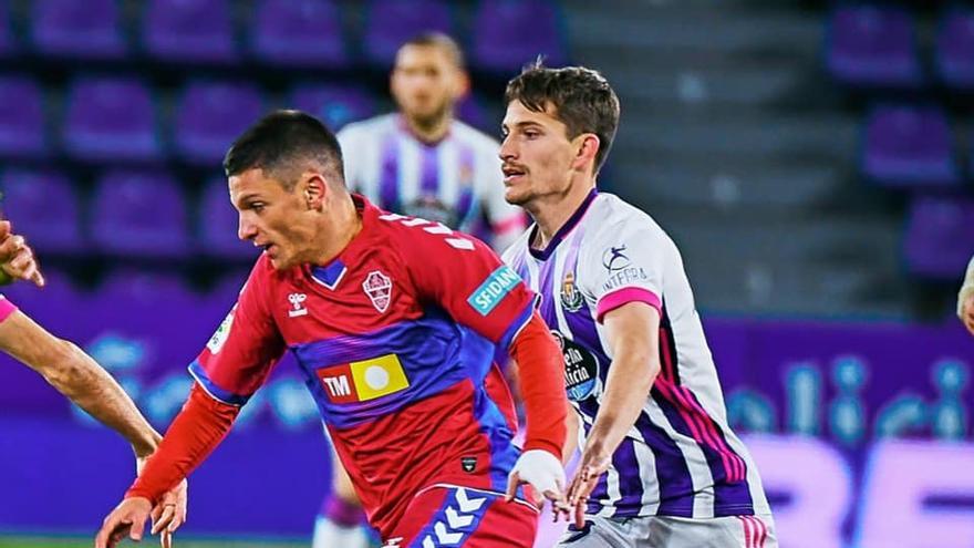 Reciente partido entre el Elche y el Valladolid, rival directo, que acabó 2-2