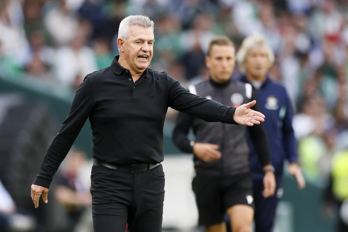 Aguirre, en la banda durante el Betis-Mallorca.