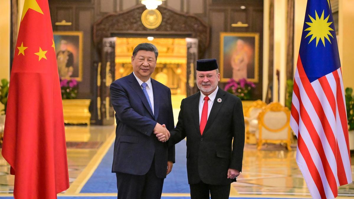 El presidente chino, Xi Jinping, con el rey de Malasia, Sultan Ibrahim, este martes.