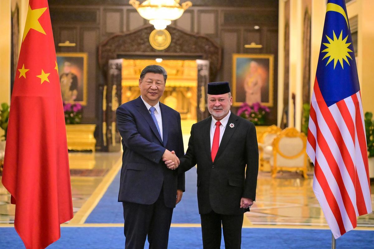 El presidente chino, Xi Jinping, con el rey de Malasia, Sultan Ibrahim, este martes.