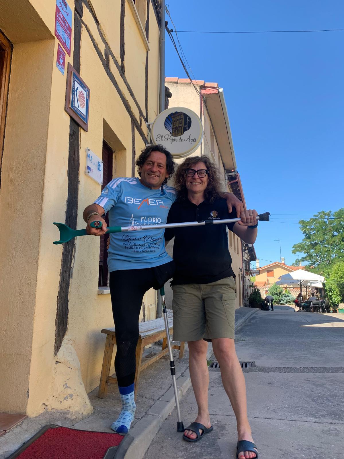 Anna Gayolà amb l’atleta paralímpic italià Gianni Sasso qui va fer estada a l’alberg mentre feia tot el camí amb crosses, amputat d'una cama i per una causa solidària.