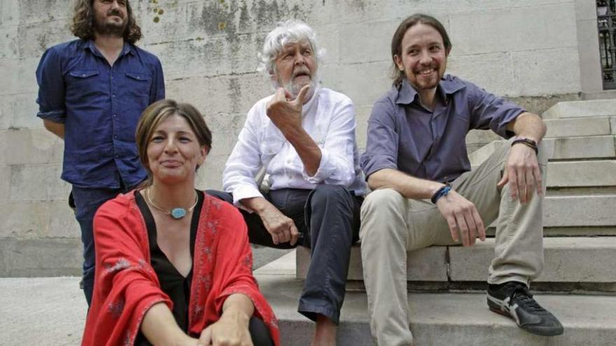 Yolanda Díaz, junto a Beiras y Pablo Iglesias y el viceportavoz de AGE, Antón Sánchez.