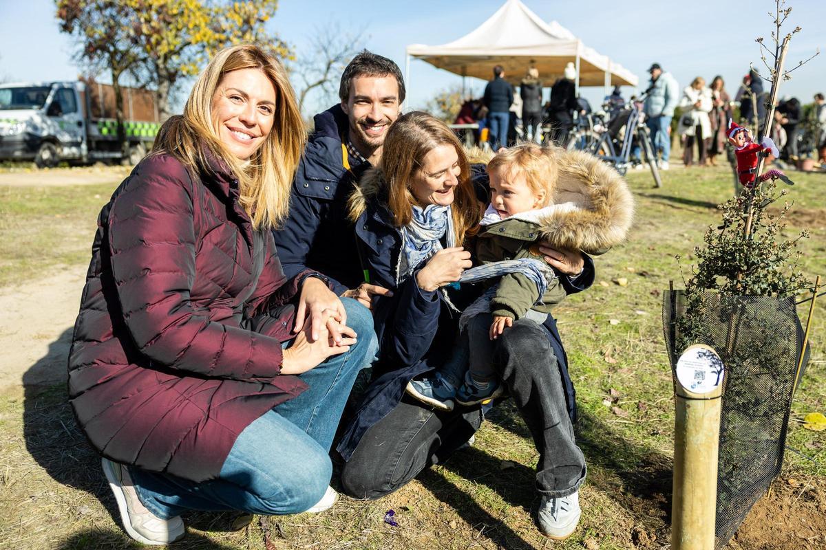 Paloma Tejero junto a una familia