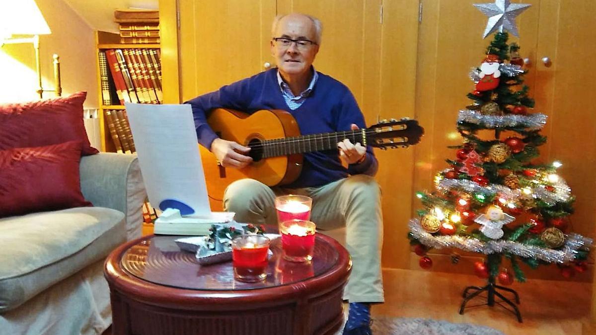 El musicólogo Félix Martín, en su casa de Oviedo, interpretando la habanera. | LNE
