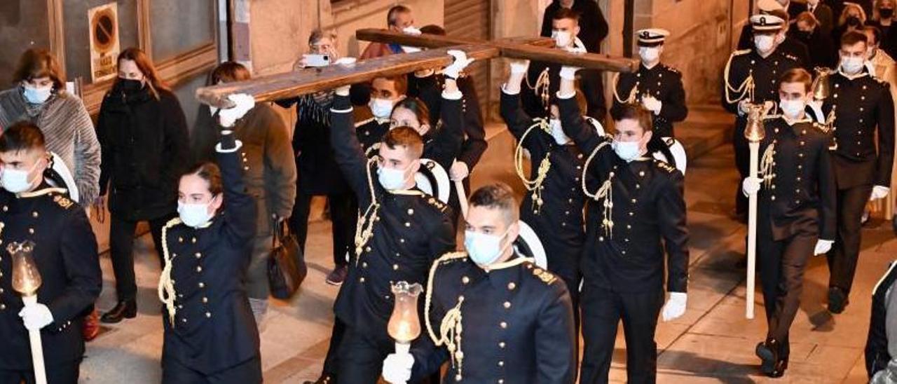 Los alumnos de la Escuela Naval portan la cruz por las calles de Marín hasta la iglesia parroquial.