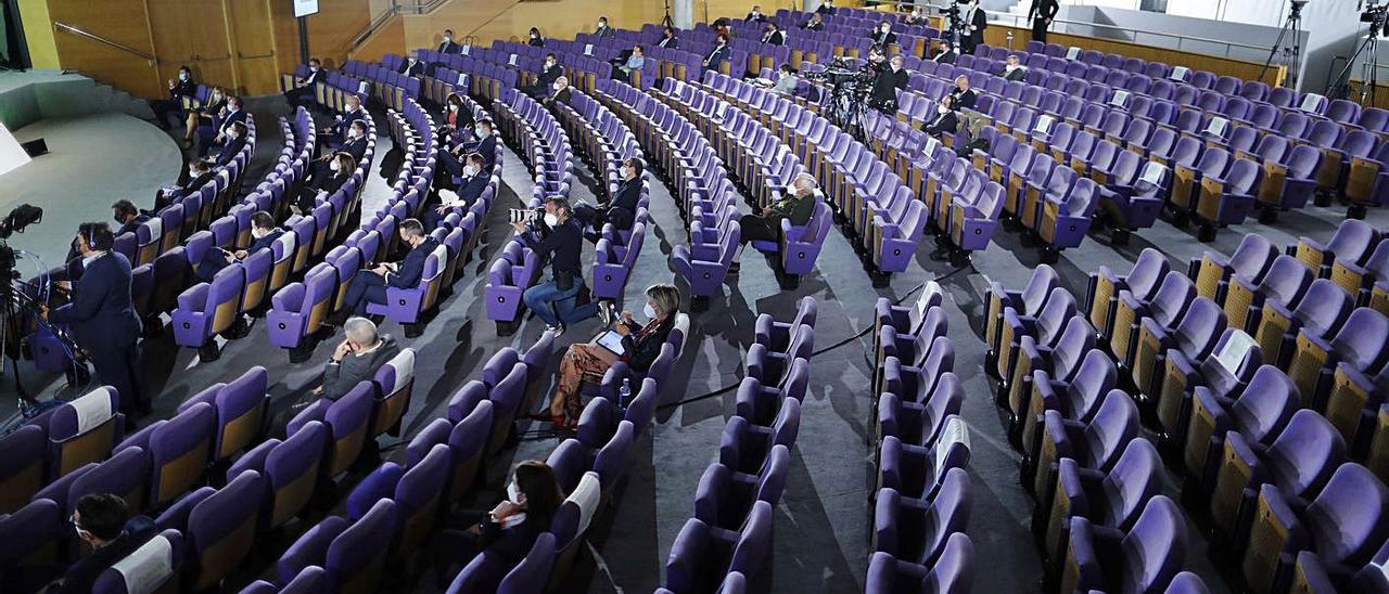 Sala casi vacía del Palacio de Congresos donde se celebró la junta, ayer. | MIGUEL ÁNGEL MONTESINOS