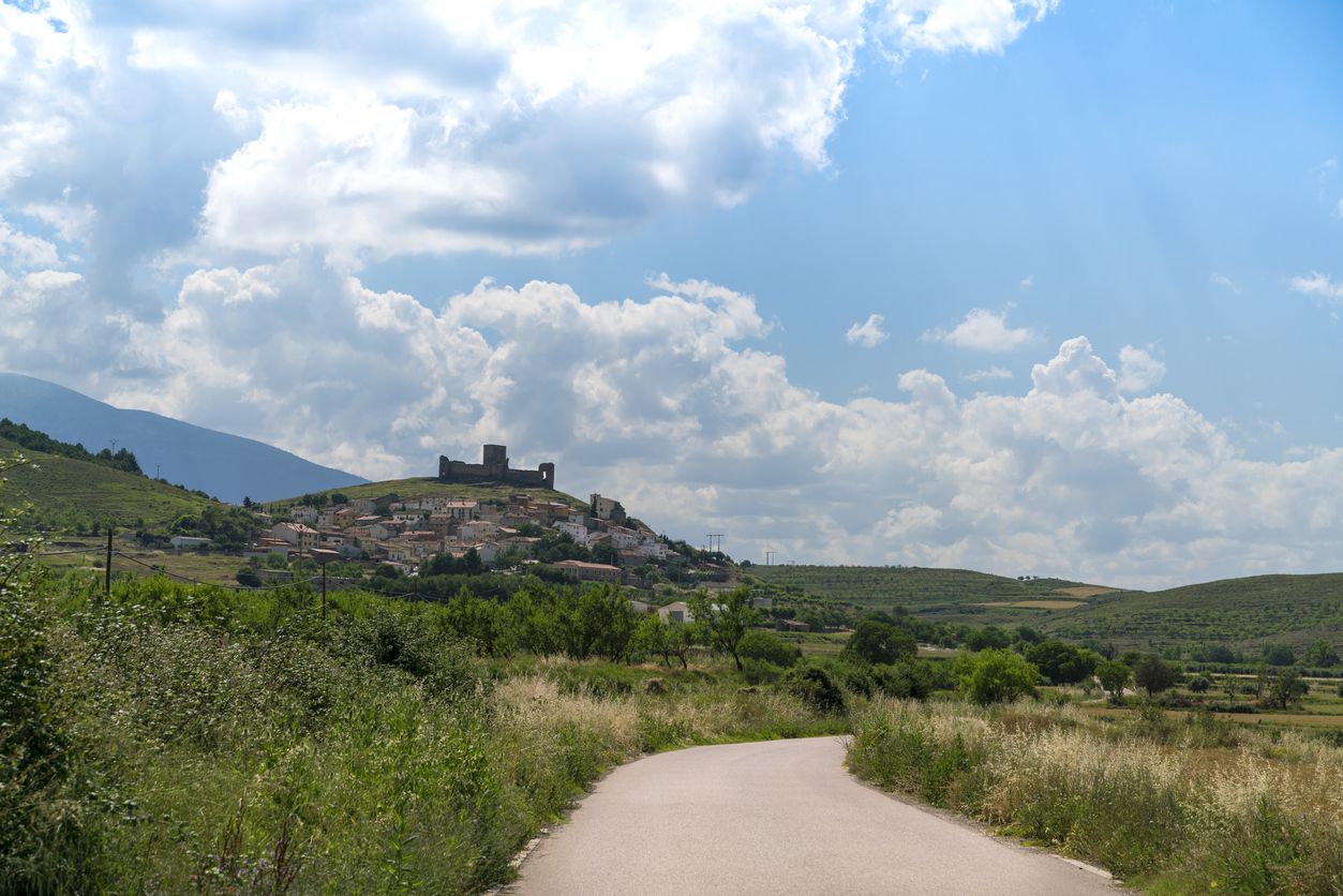 El pueblo de Trasmoz con el castillo en lo alto de la colina