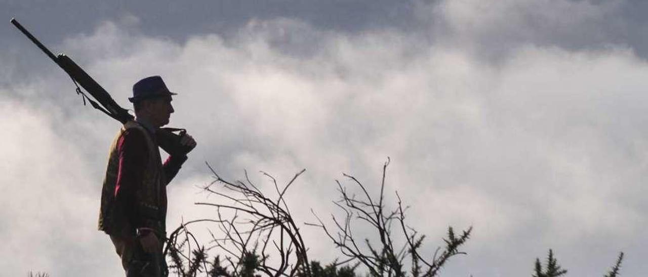 Un cazador, en el monte durante la pasada temporada de caza. // Iñaki Abella