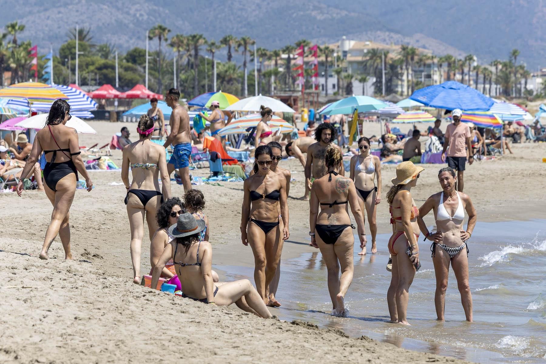 Los bañistas se refrescan en la ola de calor en Castellón