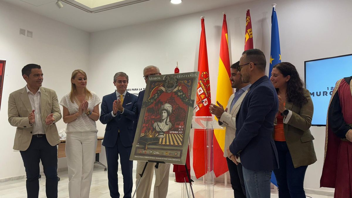 Los concejales del Ayuntamiento de Murcia junto al nuevo cartel de Moros y Cristianos