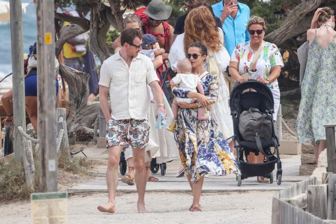 Michael Fassbender, Alicia Vikander y su hijo, de vacaciones en Ibiza