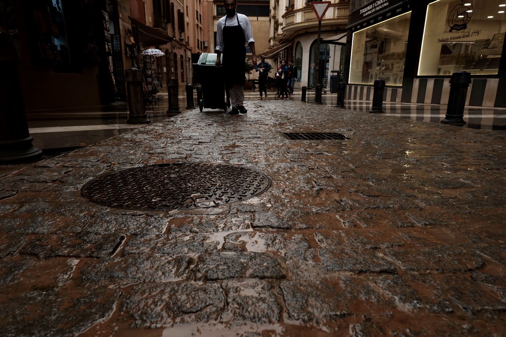 El barro cubre las calles y edificios de Málaga