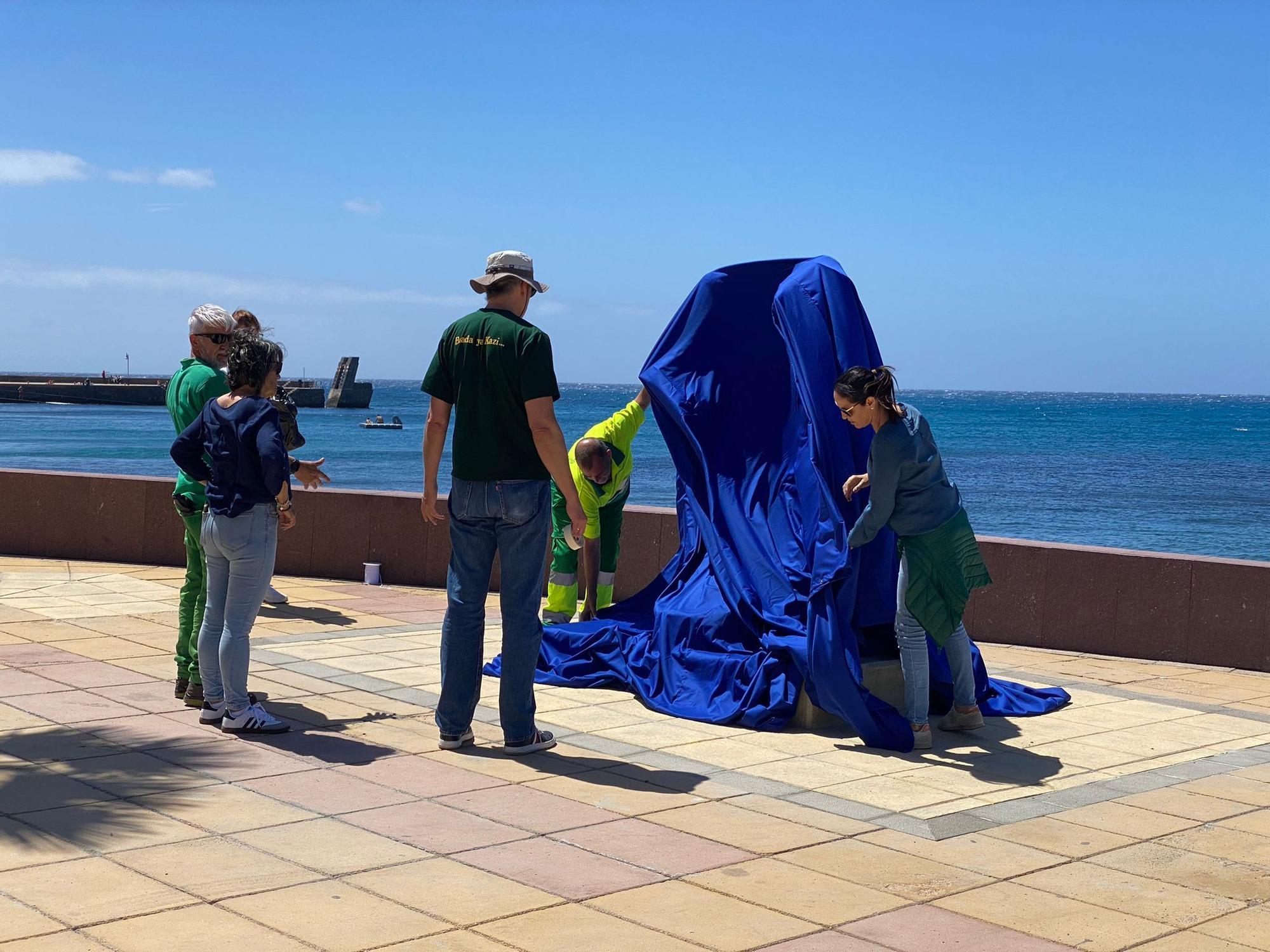 Escultura 'Pescao fresco', del artista local Paco Suárez