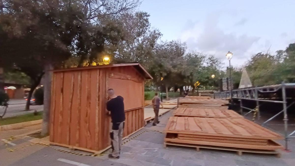 Comienzan a instalar las casetas del 'Christmas Market' en sa Feixina