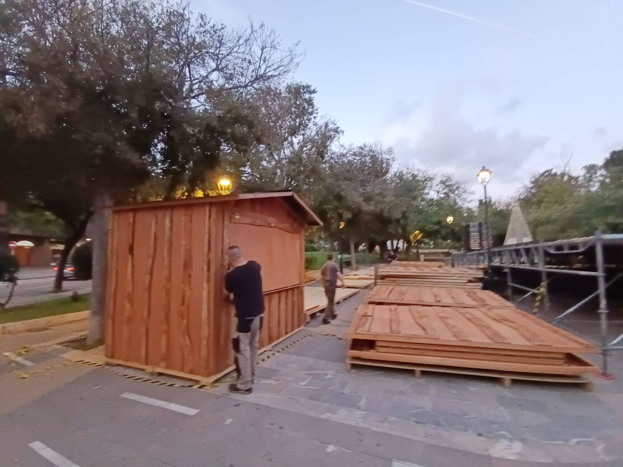 COMIENZA EL MONTAJE DE LA FERIA NAVIDEÑA ALEMANA EN SA FEIXINA.