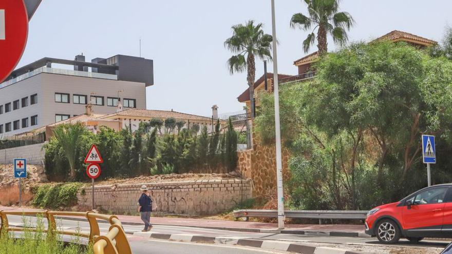 El Ayuntamiento de Torrevieja retira su cartel de bienvenida en la CV-95 por una denuncia de la Generalitat