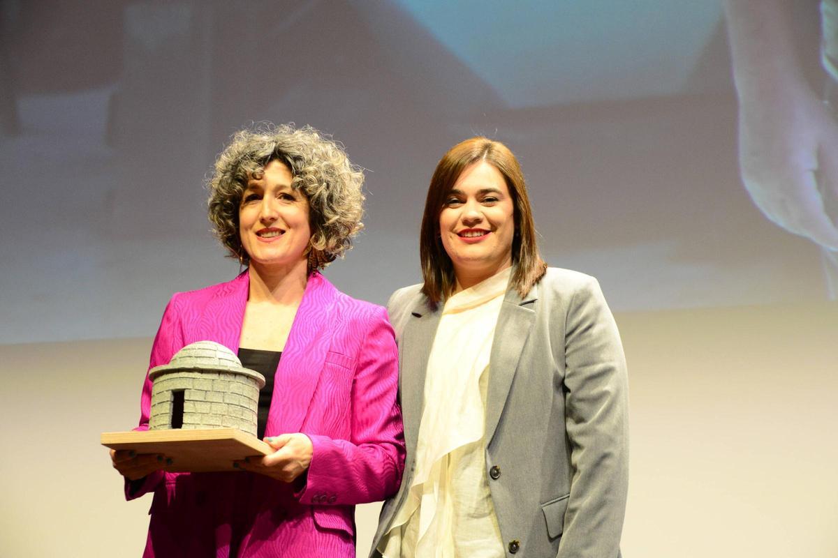 A artista Rosa María Fernández Camaño "Rosa Neutro" recibiu o Premio Xohan de Cangas á Creación Artística de mans da concelleira de Cultura, Xiana Abal.