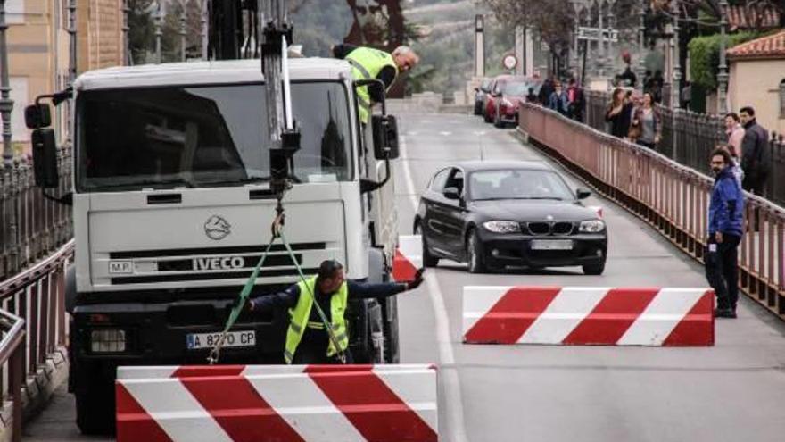 Un camión grúa colocando bloques de hormigón, ayer, en el puente del Viaducto.