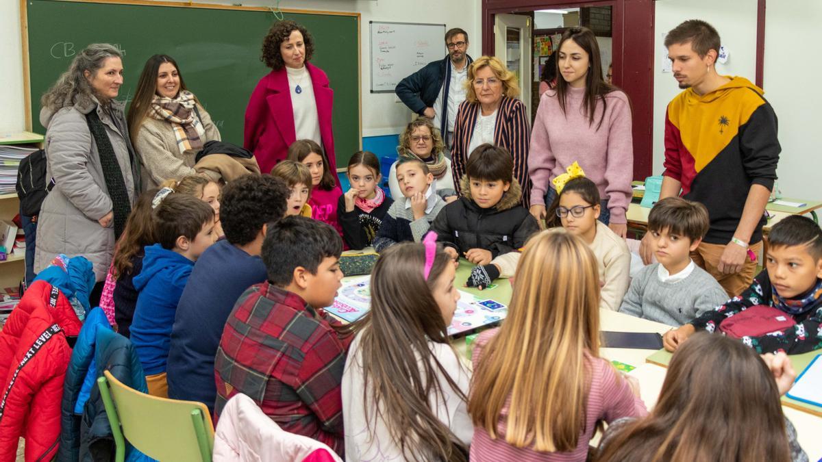 El alumnado del CEIP Miraflores juega ante la mirada de Mariví Broto