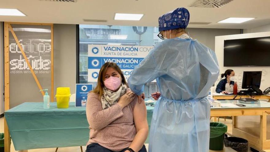 Un agente de la Guardia Civil de Ourense vacunándose con la dosis de AstraZeneca. |   // FDV