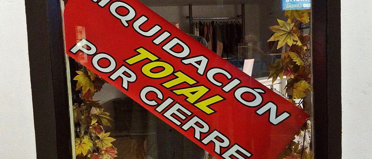 Cartel de liquidación por cierre en un negocio de la comarca. |   // FARO