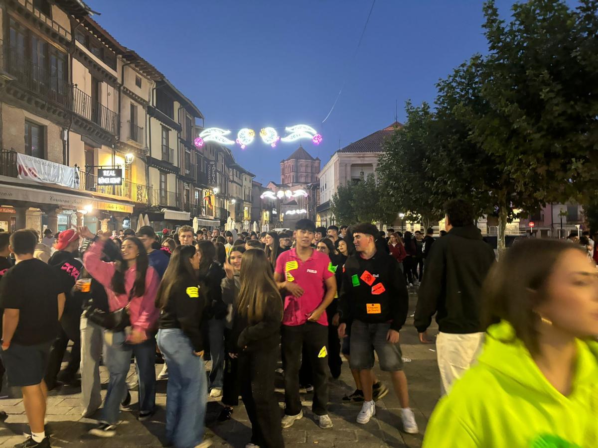 Concentración de peñas al amanecer en la Plaza Mayor de Toro.