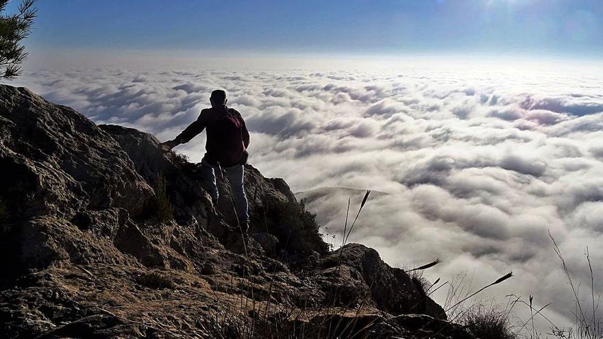 Espectacular imagen desde las alturas: un mar de nubes engulle el cielo de Alicante